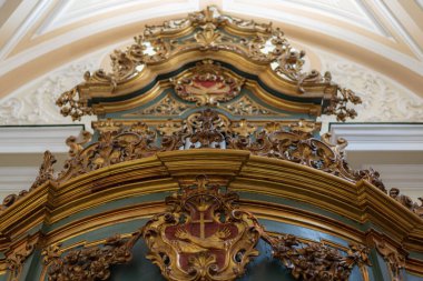 Teano. San Francesco Kilisesi. 14. yüzyılda, Gotik tarzında, geleneksel küçükler tarafından inşa edilmiş. Barok çağında büyük ölçüde yenilenmiş..