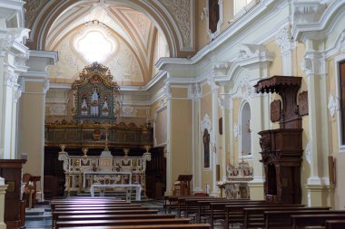Teano. San Francesco Kilisesi. 14. yüzyılda, Gotik tarzında, geleneksel küçükler tarafından inşa edilmiş. Barok çağında büyük ölçüde yenilenmiş..