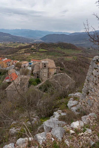 Rocchetta al Volturno, Rocchetta Alta adı verilen orijinal köy tarafından dağda savunma pozisyonu olarak kurulmuştur ve Rocchetta Nuova daha alçak irtifada yer almaktadır..