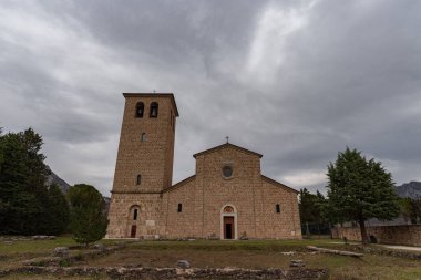 Rocchetta a Volturno, Isernia, Molise. S. Vincenzo al Volturno 'dan Benedictine Manastırı. Benedictine Manastırı, Yukarı Volturno Vadisi 'nde, Isernia ili bölgesinde yer alır..