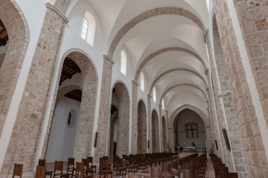 Rocchetta a Volturno, Isernia, Molise. S. Vincenzo al Volturno 'dan Benedictine Manastırı. Benedictine Manastırı, Yukarı Volturno Vadisi 'nde, Isernia ili bölgesinde yer alır..