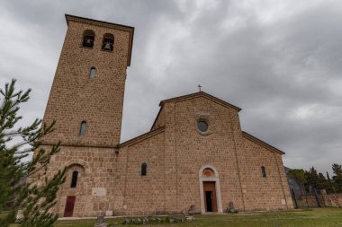 Rocchetta a Volturno, Isernia, Molise. S. Vincenzo al Volturno 'dan Benedictine Manastırı. Benedictine Manastırı, Yukarı Volturno Vadisi 'nde, Isernia ili bölgesinde yer alır..