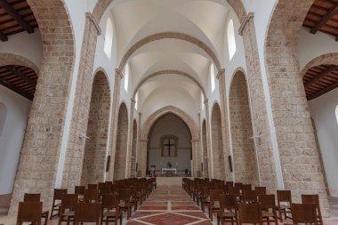 Rocchetta a Volturno, Isernia, Molise. S. Vincenzo al Volturno 'dan Benedictine Manastırı. Benedictine Manastırı, Yukarı Volturno Vadisi 'nde, Isernia ili bölgesinde yer alır..