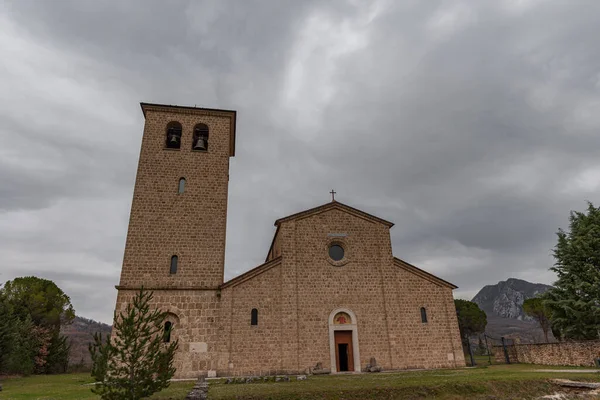 Rocchetta a Volturno, Isernia, Molise. S. Vincenzo al Volturno 'dan Benedictine Manastırı. Benedictine Manastırı, Yukarı Volturno Vadisi 'nde, Isernia ili bölgesinde yer alır..