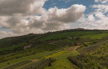 Abruzzo, Roma 'nın doğusunda Adriyatik ve Apeninler arasında yer alan bir İtalyan bölgesidir..