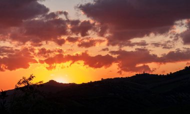 Abruzzo, Roma 'nın doğusunda Adriyatik ve Apeninler arasında yer alan bir İtalyan bölgesidir..