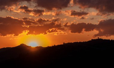 Abruzzo, Roma 'nın doğusunda Adriyatik ve Apeninler arasında yer alan bir İtalyan bölgesidir..