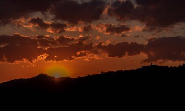 Abruzzo, Roma 'nın doğusunda Adriyatik ve Apeninler arasında yer alan bir İtalyan bölgesidir..