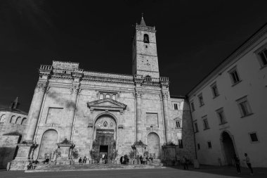 Şehrin koruyucu azizine adanmış katedrali, belki de Bazilika del Foro adlı bir Roma kamu binasının sahasında duruyor ve 11 ile 16. Yüzyıl arasında önemli ölçüde değişen birden fazla inşaat olayının sonucu..