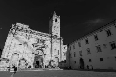 Şehrin koruyucu azizine adanmış katedrali, belki de Bazilika del Foro adlı bir Roma kamu binasının sahasında duruyor ve 11 ile 16. Yüzyıl arasında önemli ölçüde değişen birden fazla inşaat olayının sonucu..