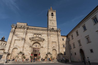 Şehrin koruyucu azizine adanmış katedrali, belki de Bazilika del Foro adlı bir Roma kamu binasının sahasında duruyor ve 11 ile 16. Yüzyıl arasında önemli ölçüde değişen birden fazla inşaat olayının sonucu..