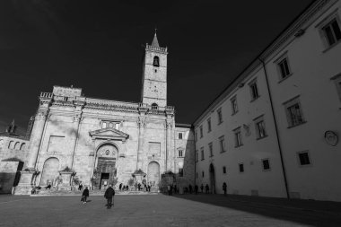 Şehrin koruyucu azizine adanmış katedrali, belki de Bazilika del Foro adlı bir Roma kamu binasının sahasında duruyor ve 11 ile 16. Yüzyıl arasında önemli ölçüde değişen birden fazla inşaat olayının sonucu..