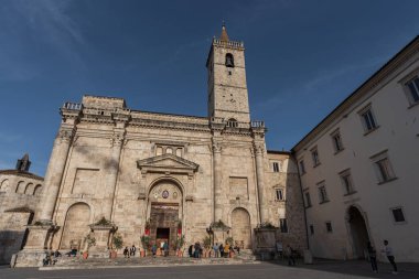 Şehrin koruyucu azizine adanmış katedrali, belki de Bazilika del Foro adlı bir Roma kamu binasının sahasında duruyor ve 11 ile 16. Yüzyıl arasında önemli ölçüde değişen birden fazla inşaat olayının sonucu..