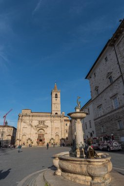 Şehrin koruyucu azizine adanmış katedrali, belki de Bazilika del Foro adlı bir Roma kamu binasının sahasında duruyor ve 11 ile 16. Yüzyıl arasında önemli ölçüde değişen birden fazla inşaat olayının sonucu..