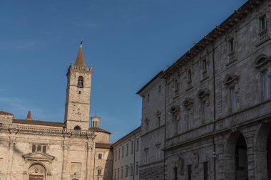 Şehrin koruyucu azizine adanmış katedrali, belki de Bazilika del Foro adlı bir Roma kamu binasının sahasında duruyor ve 11 ile 16. Yüzyıl arasında önemli ölçüde değişen birden fazla inşaat olayının sonucu..