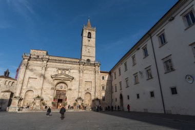 Şehrin koruyucu azizine adanmış katedrali, belki de Bazilika del Foro adlı bir Roma kamu binasının sahasında duruyor ve 11 ile 16. Yüzyıl arasında önemli ölçüde değişen birden fazla inşaat olayının sonucu..