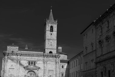 Şehrin koruyucu azizine adanmış katedrali, belki de Bazilika del Foro adlı bir Roma kamu binasının sahasında duruyor ve 11 ile 16. Yüzyıl arasında önemli ölçüde değişen birden fazla inşaat olayının sonucu..