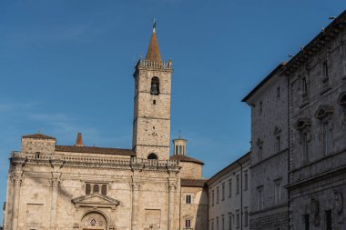 Şehrin koruyucu azizine adanmış katedrali, belki de Bazilika del Foro adlı bir Roma kamu binasının sahasında duruyor ve 11 ile 16. Yüzyıl arasında önemli ölçüde değişen birden fazla inşaat olayının sonucu..