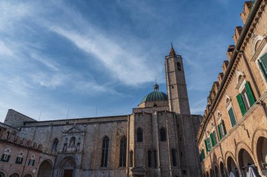 Ascoli Piceno 'daki San Francesco Kilisesi, Fransisken mimarisinin en iyi İtalyan eserlerinden biri olarak kabul edilir..
