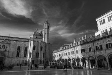 Ascoli Piceno 'daki San Francesco Kilisesi, Fransisken mimarisinin en iyi İtalyan eserlerinden biri olarak kabul edilir..