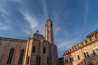 Ascoli Piceno 'daki San Francesco Kilisesi, Fransisken mimarisinin en iyi İtalyan eserlerinden biri olarak kabul edilir..