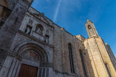 Ascoli Piceno 'daki San Francesco Kilisesi, Fransisken mimarisinin en iyi İtalyan eserlerinden biri olarak kabul edilir..