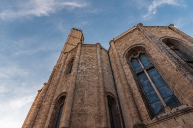 Ascoli Piceno 'daki San Francesco Kilisesi, Fransisken mimarisinin en iyi İtalyan eserlerinden biri olarak kabul edilir..