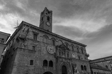 Palazzo dei Capitani del Popolo, Ascoli Piceno 'nun en bilinen tarihi binalarından biridir..