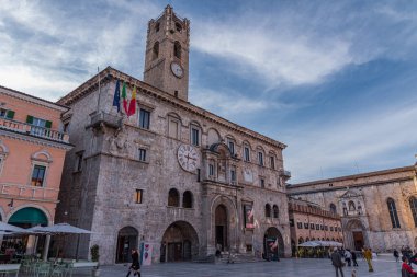 Palazzo dei Capitani del Popolo, Ascoli Piceno 'nun en bilinen tarihi binalarından biridir..