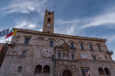 Palazzo dei Capitani del Popolo, Ascoli Piceno 'nun en bilinen tarihi binalarından biridir..
