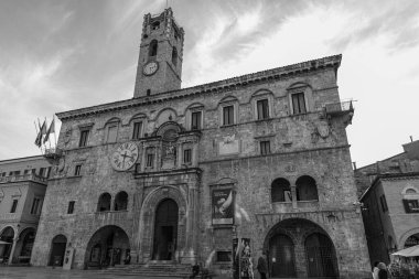 Palazzo dei Capitani del Popolo, Ascoli Piceno 'nun en bilinen tarihi binalarından biridir..
