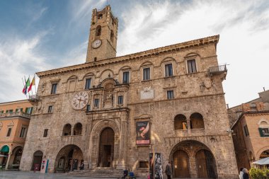 Palazzo dei Capitani del Popolo, Ascoli Piceno 'nun en bilinen tarihi binalarından biridir..