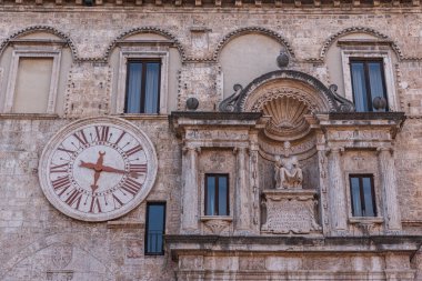 Palazzo dei Capitani del Popolo, Ascoli Piceno 'nun en bilinen tarihi binalarından biridir..