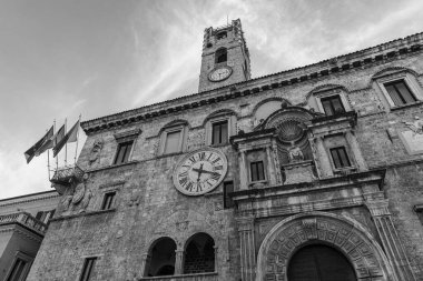 Palazzo dei Capitani del Popolo, Ascoli Piceno 'nun en bilinen tarihi binalarından biridir..