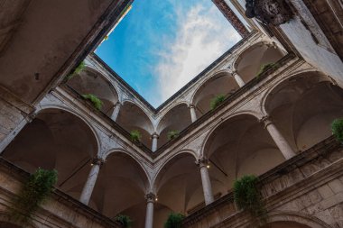 Palazzo dei Capitani del Popolo, Ascoli Piceno 'nun en bilinen tarihi binalarından biridir..