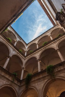 Palazzo dei Capitani del Popolo, Ascoli Piceno 'nun en bilinen tarihi binalarından biridir..