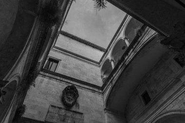 Palazzo dei Capitani del Popolo, Ascoli Piceno 'nun en bilinen tarihi binalarından biridir..