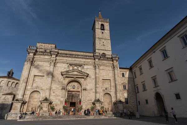 Şehrin koruyucu azizine adanmış katedrali, belki de Bazilika del Foro adlı bir Roma kamu binasının sahasında duruyor ve 11 ile 16. Yüzyıl arasında önemli ölçüde değişen birden fazla inşaat olayının sonucu..