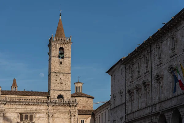 Şehrin koruyucu azizine adanmış katedrali, belki de Bazilika del Foro adlı bir Roma kamu binasının sahasında duruyor ve 11 ile 16. Yüzyıl arasında önemli ölçüde değişen birden fazla inşaat olayının sonucu..