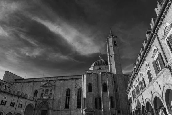 Церковь Сан Франческо Асколи Пичено Считается Одним Лучших Итальянских Произведений — стоковое фото