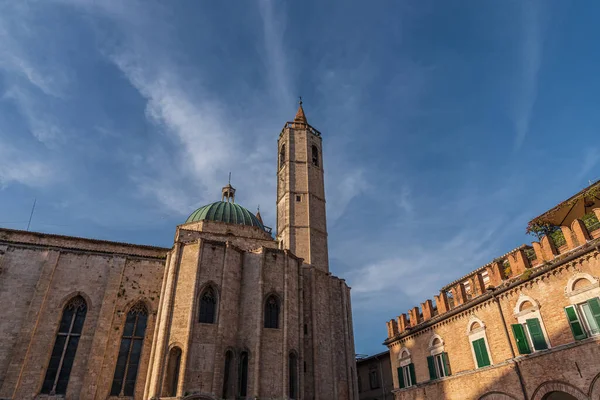 Ascoli Piceno 'daki San Francesco Kilisesi, Fransisken mimarisinin en iyi İtalyan eserlerinden biri olarak kabul edilir..