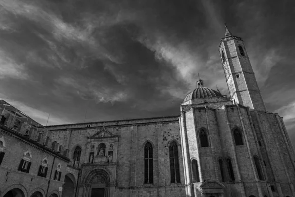 アスコリ ピエーノのサン フランチェスコ教会は フランシスコの建築物の中で最も優れたイタリアの作品の一つと考えられており マルケ州地域で最も代表的なフランシスコ会の宗教建築物です — ストック写真