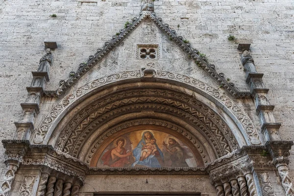 Ascoli Piceno 'daki San Francesco Kilisesi, Fransisken mimarisinin en iyi İtalyan eserlerinden biri olarak kabul edilir..