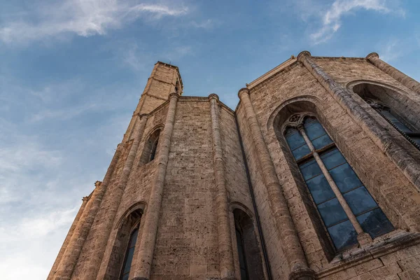 Ascoli Piceno 'daki San Francesco Kilisesi, Fransisken mimarisinin en iyi İtalyan eserlerinden biri olarak kabul edilir..