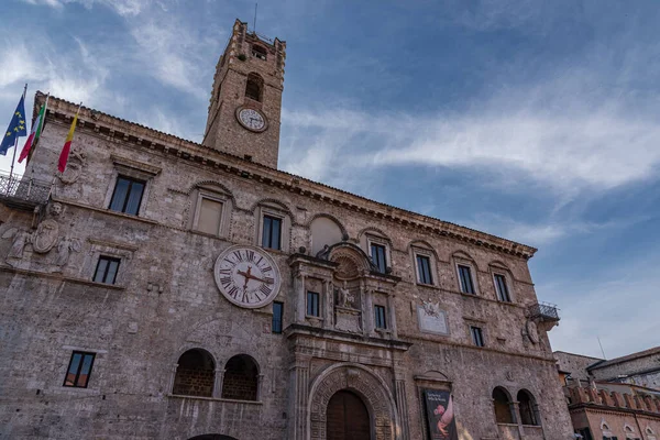 Palazzo dei Capitani del Popolo, Ascoli Piceno 'nun en bilinen tarihi binalarından biridir..