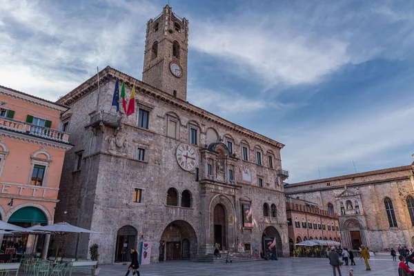 Palazzo dei Capitani del Popolo, Ascoli Piceno 'nun en bilinen tarihi binalarından biridir..