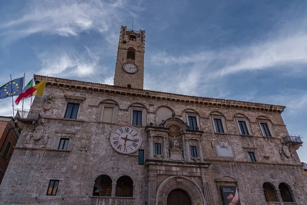 Palazzo dei Capitani del Popolo, Ascoli Piceno 'nun en bilinen tarihi binalarından biridir..