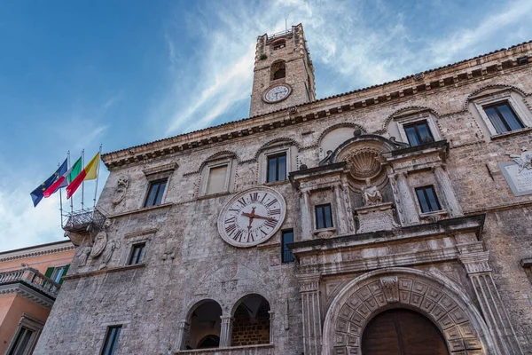 Palazzo dei Capitani del Popolo, Ascoli Piceno 'nun en bilinen tarihi binalarından biridir..