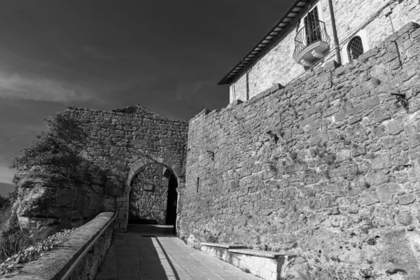 特罗西诺城堡 Castel Trosino 是一个起源于中世纪的村庄 位于卡斯特拉诺山谷的一块石灰岩上 城堡的村庄围绕着一条中央街道 这条街道深入到圣洛伦佐 马蒂尔教堂的内部 — 图库照片