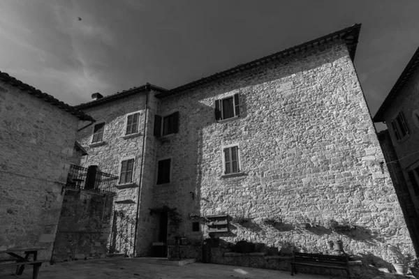 Castel Trosino Village Medieval Origins Which Located Travertine Rock Castellano — Foto de Stock